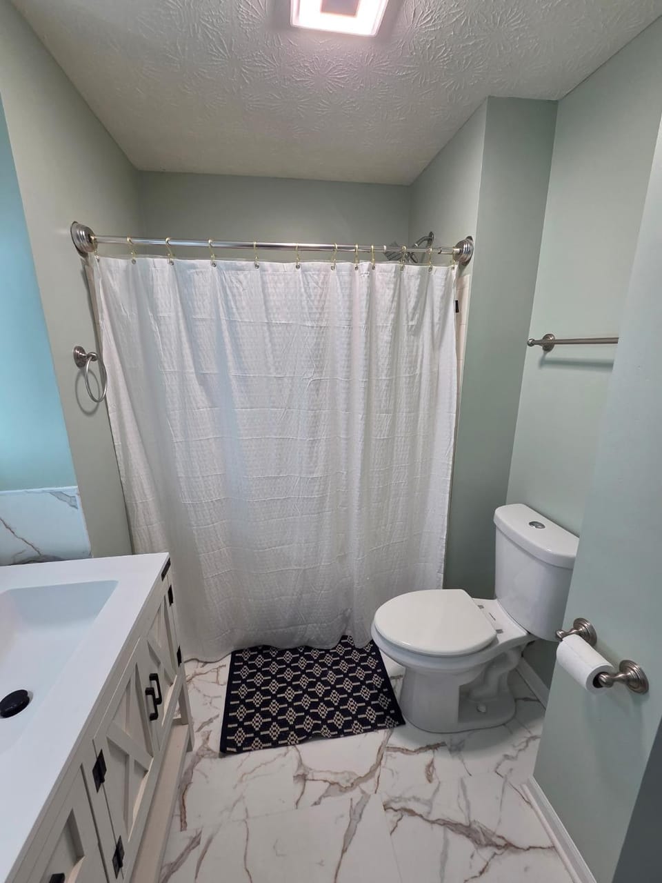 2-bedroom apartment in tranquil Indianapolis with AC comfort House in Indianapolis