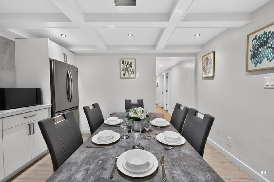 Modern and spacious 3-BR basement suite House in Vancouver