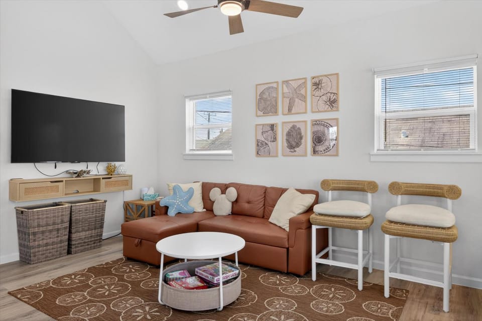 Day, TV and multimedia, Living room, Seating area, furniture