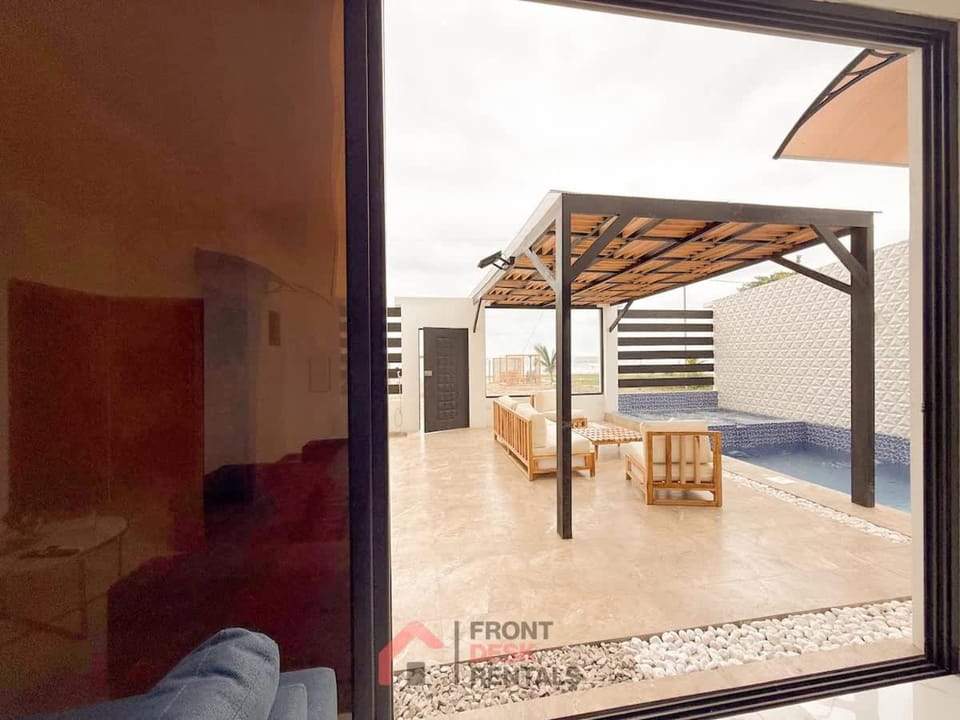 Beachfront pool whirlpool & firepit Apartment in Montanita