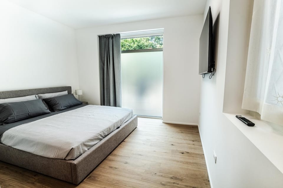 Bed, TV and multimedia, Bedroom