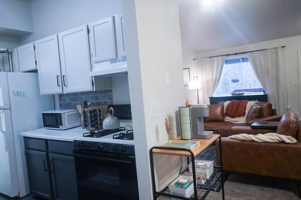 Pet-Family-Friendly Duplex with Parking Apartment in Wasilla