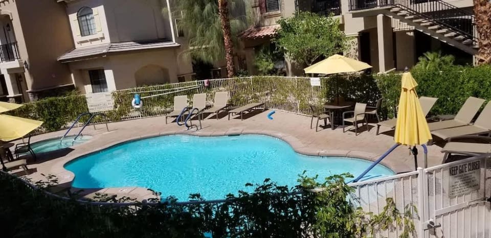 Gem of the desert Walk to Old Town Great Location House in Indian Wells