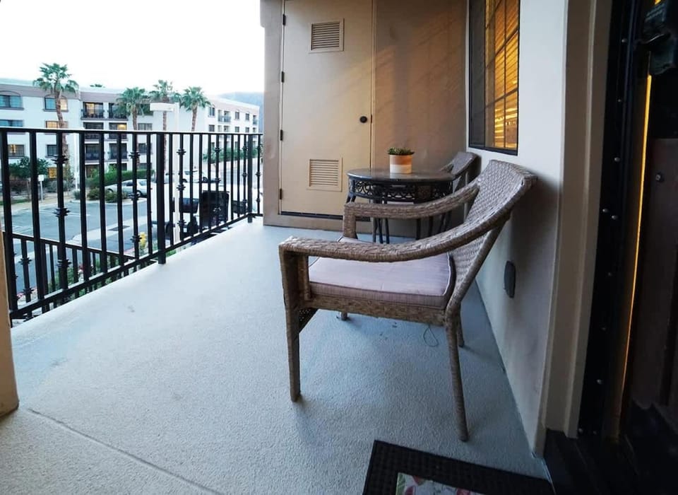 Gem of the desert Walk to Old Town Great Location House in Indian Wells