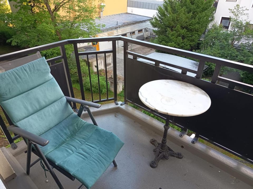 1 Bedroom with large Sunny Balcony Apartment in Munich