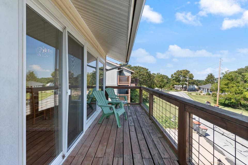Lakeview Home on Beaver with Balcony near DT Rogers House in Beaver Lake
