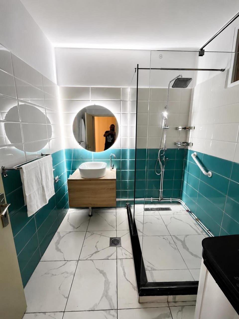 Shower, Toilet, Bathroom, Photo of the whole room, towels