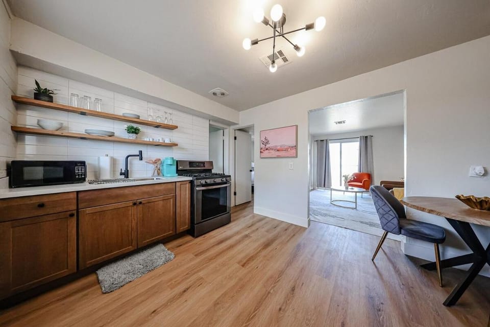 #1 Renovated Midtown Gem Quiet Budget Friendly Apartment in Phoenix