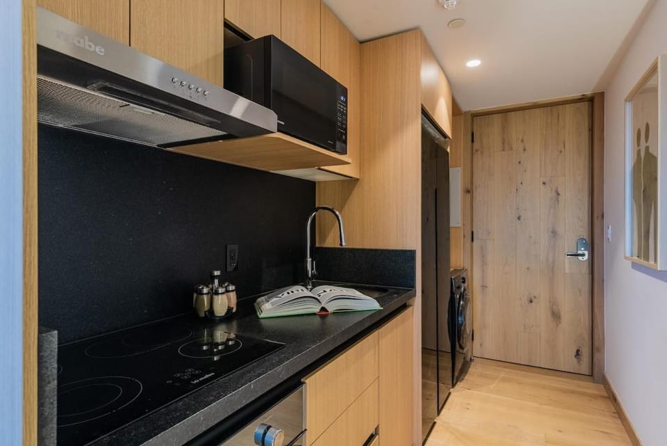 The R Line I UT Skyline Studio I City Views & Pool Apartment in Mexico City