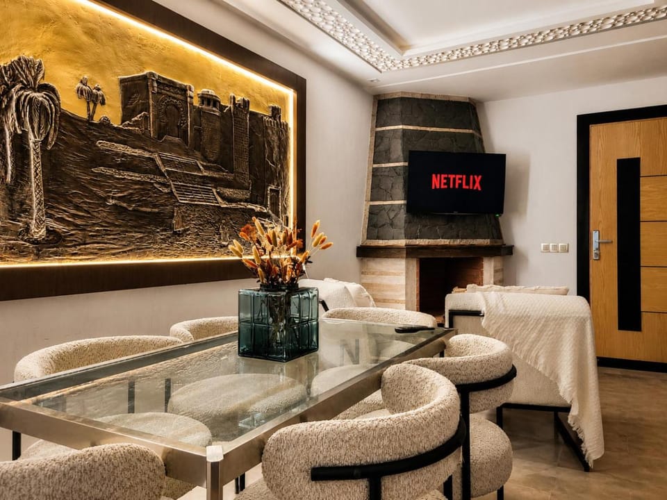 Communal lounge/ TV room, TV and multimedia, Living room, Dining area