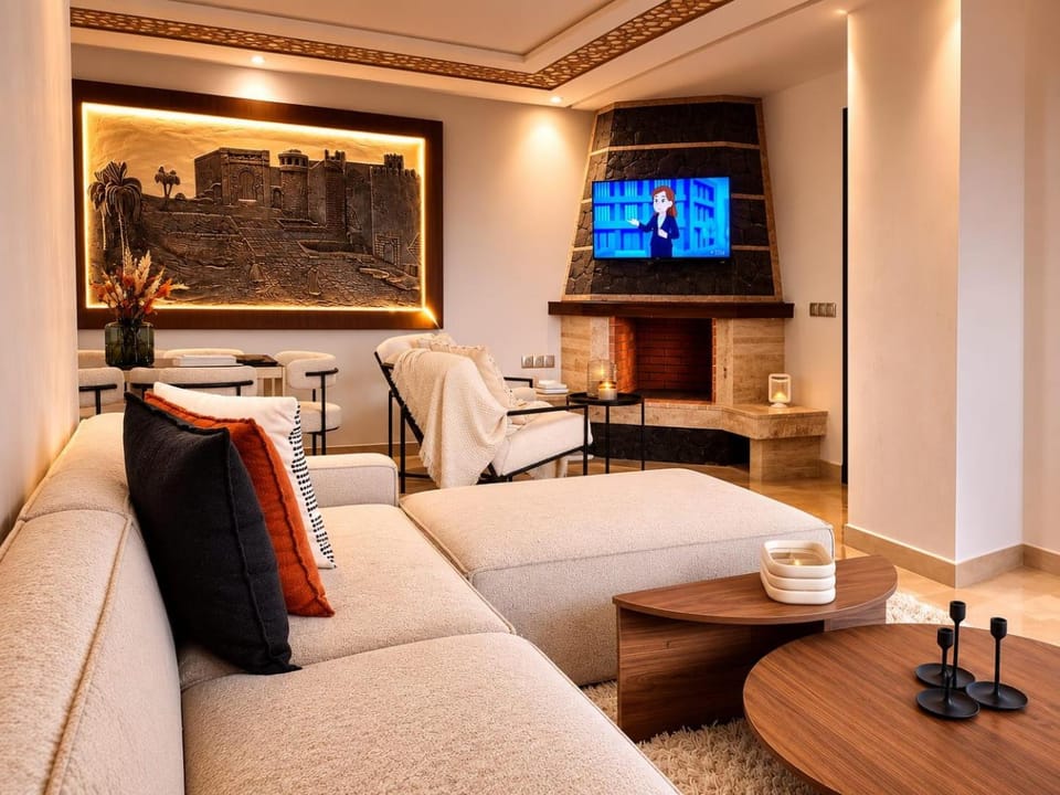 Bed, TV and multimedia, Living room, Seating area