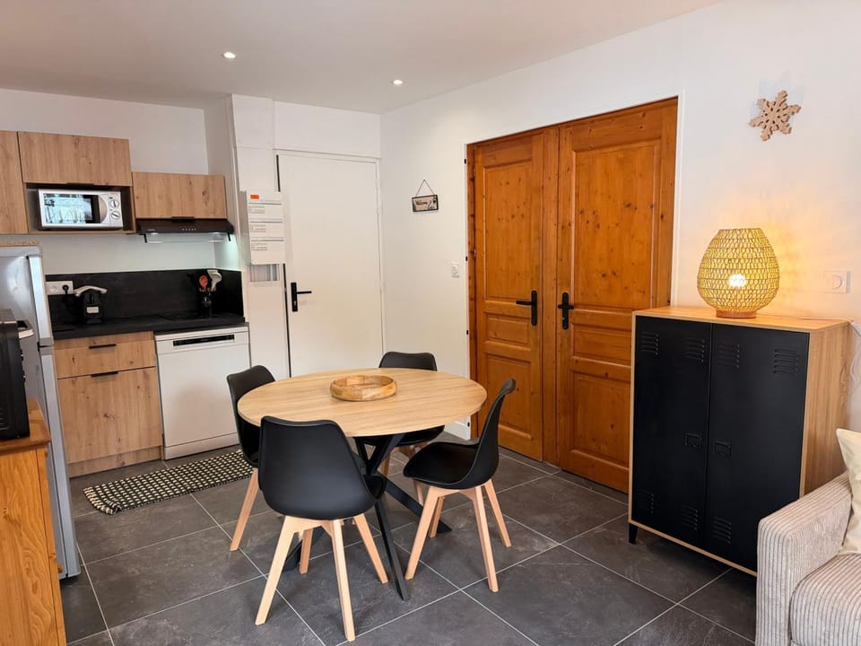 Chalet neuf avec balcon, parking privé, à Pralognan - FR-1-464-254 Apartment in Pralognan-la-Vanoise