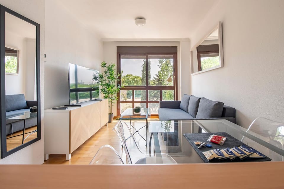 Apartamento con piscina, gym & parking Aeropuerto, IFEMA & Metropolitano by beBalmy Apartment in Madrid