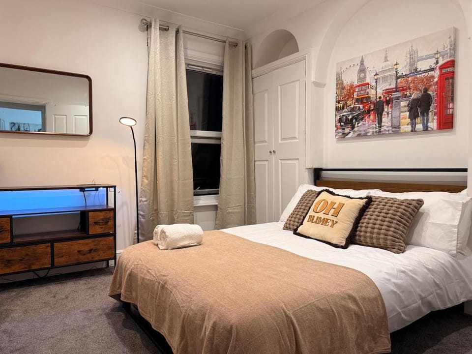 City Centre Fun Pad - PS5, Darts & Ultra Wi-Fi House in Luton