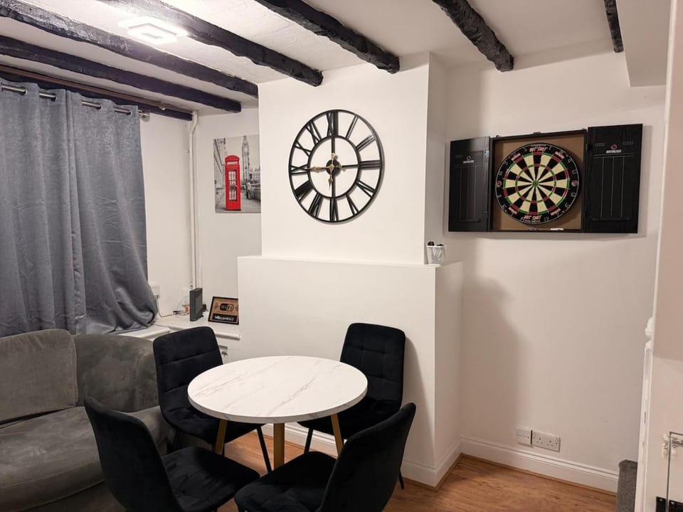 City Centre Fun Pad - PS5, Darts & Ultra Wi-Fi House in Luton