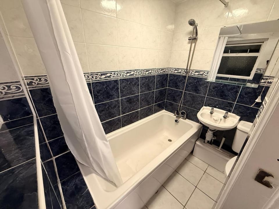 City Centre Fun Pad - PS5, Darts & Ultra Wi-Fi House in Luton