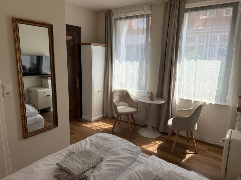 TV and multimedia, Photo of the whole room, Seating area, Bedroom