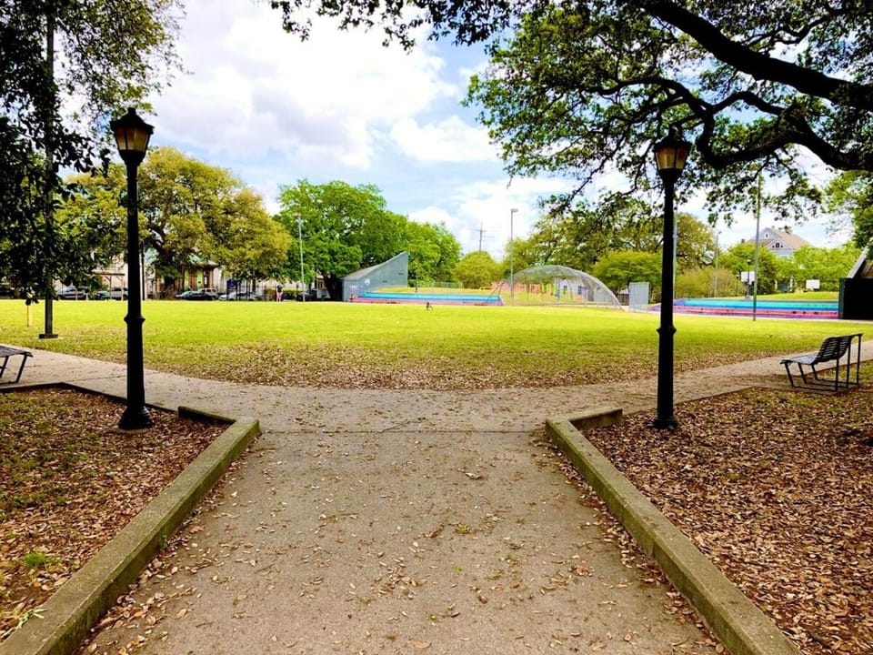 Uptown New Orleans Fast Wifi Sleep 4 House in Garden District