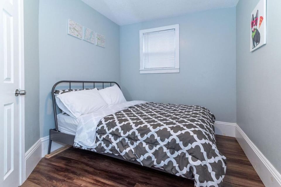 Uptown New Orleans Fast Wifi Sleep 4 House in Garden District