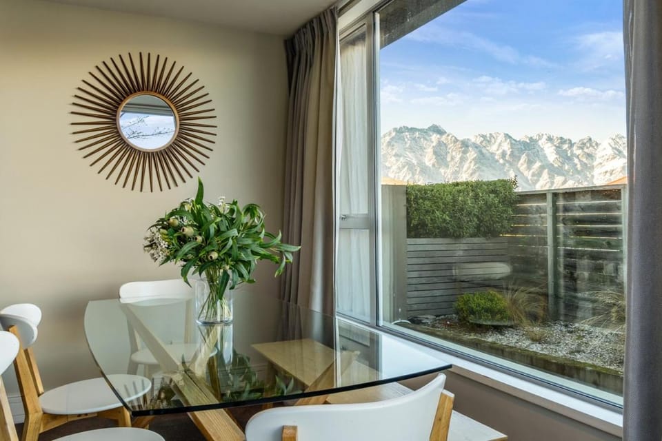 Dining area, Mountain view