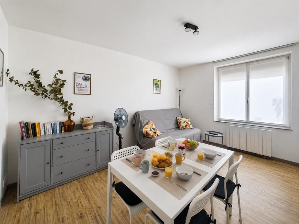 Living room, Food and drinks, Dining area