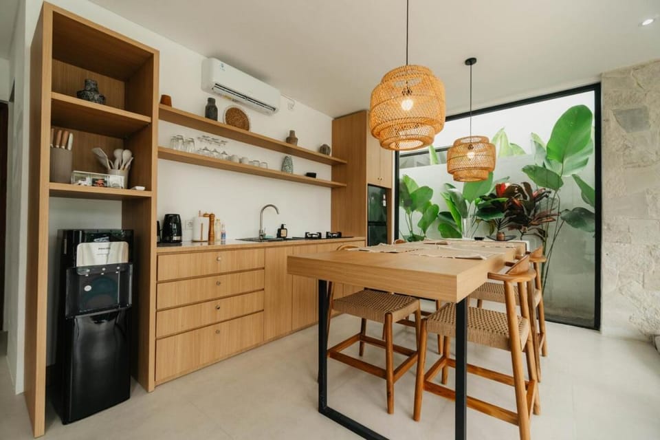 Kitchen or kitchenette, Dining area