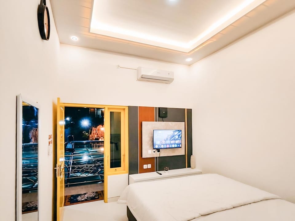 Communal lounge/ TV room, Bed, TV and multimedia, Photo of the whole room, Evening entertainment, Bedroom, air conditioner