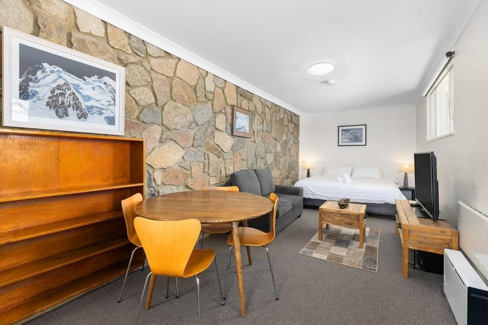 Bed, Seating area, Dining area
