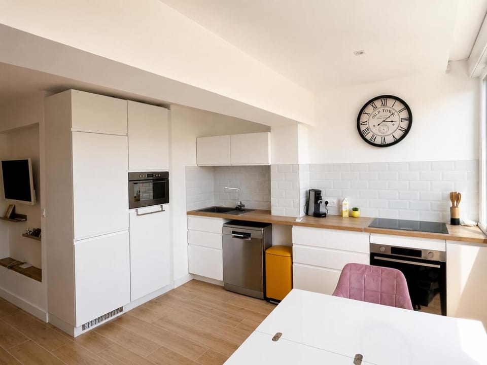 Coffee/tea facilities, Kitchen or kitchenette, Dining area, oven, stove