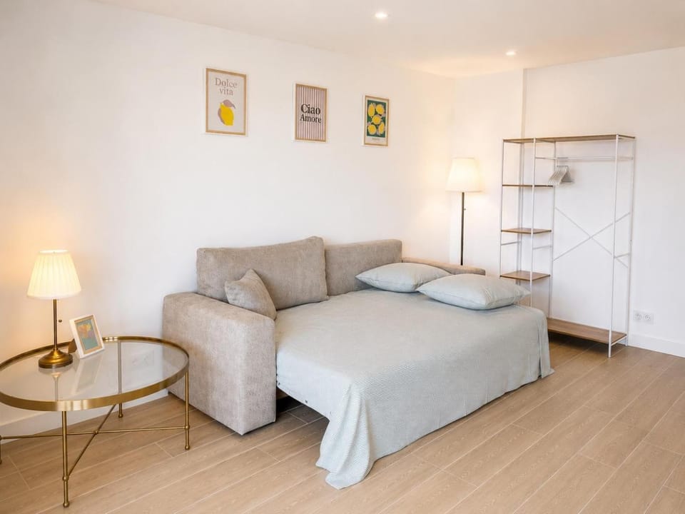 Bed, Photo of the whole room