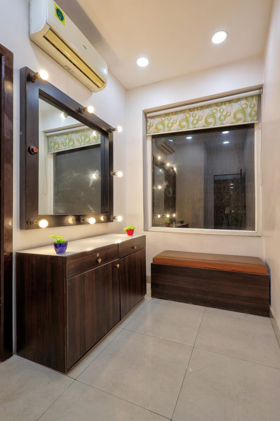 Kitchen or kitchenette, air conditioner
