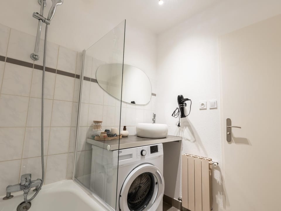 Bathroom, Bath, hair dryier, washing machine