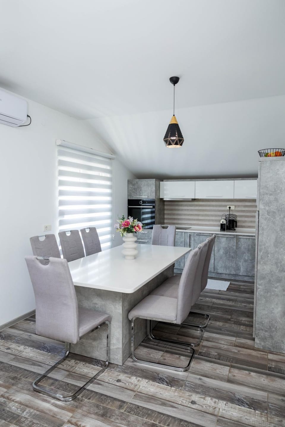 Kitchen or kitchenette, Dining area, air conditioner