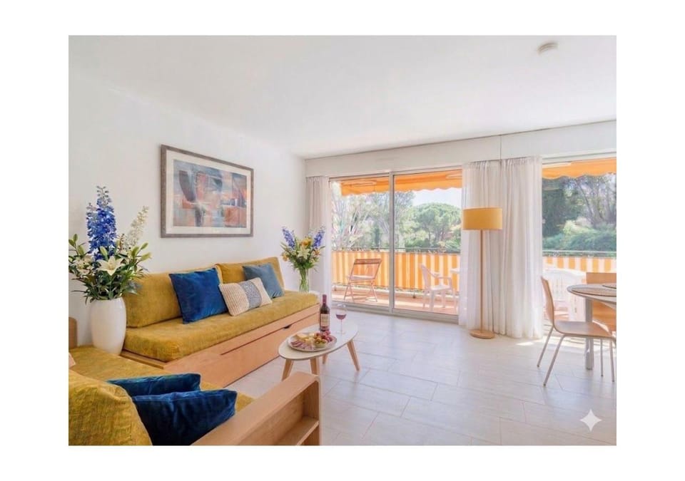 SAINT TROPEZ SUPERBE APPARTEMENT CLIMATISEE PISCINE PARKING Terrasse Apartment hotel in Saint-Tropez