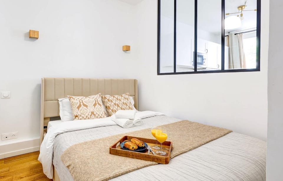 Bed, Food and drinks, Bedroom, Food, towels