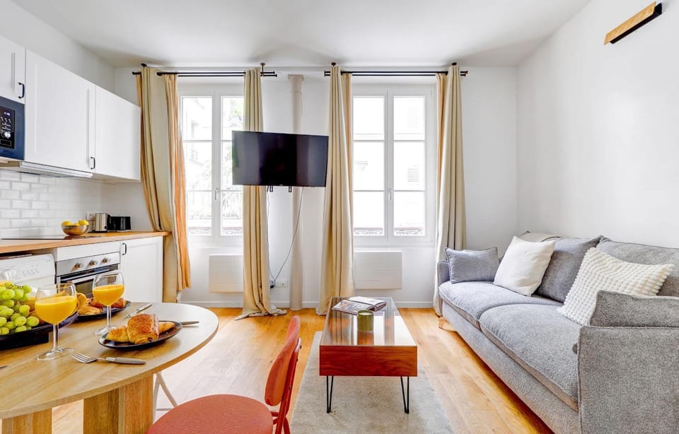 TV and multimedia, Kitchen or kitchenette, Living room, Food and drinks, Seating area, Dining area, Food