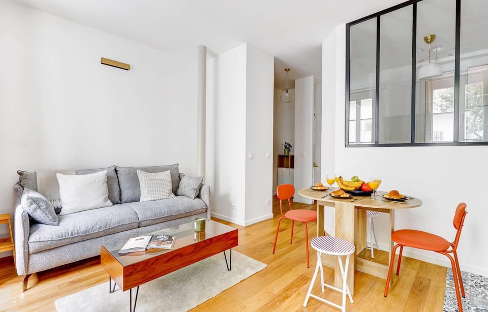 Living room, Food and drinks, Seating area, Dining area, Food