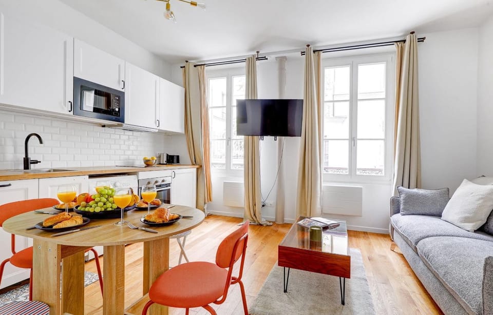 Property building, TV and multimedia, Kitchen or kitchenette, Living room, Seating area, Dining area