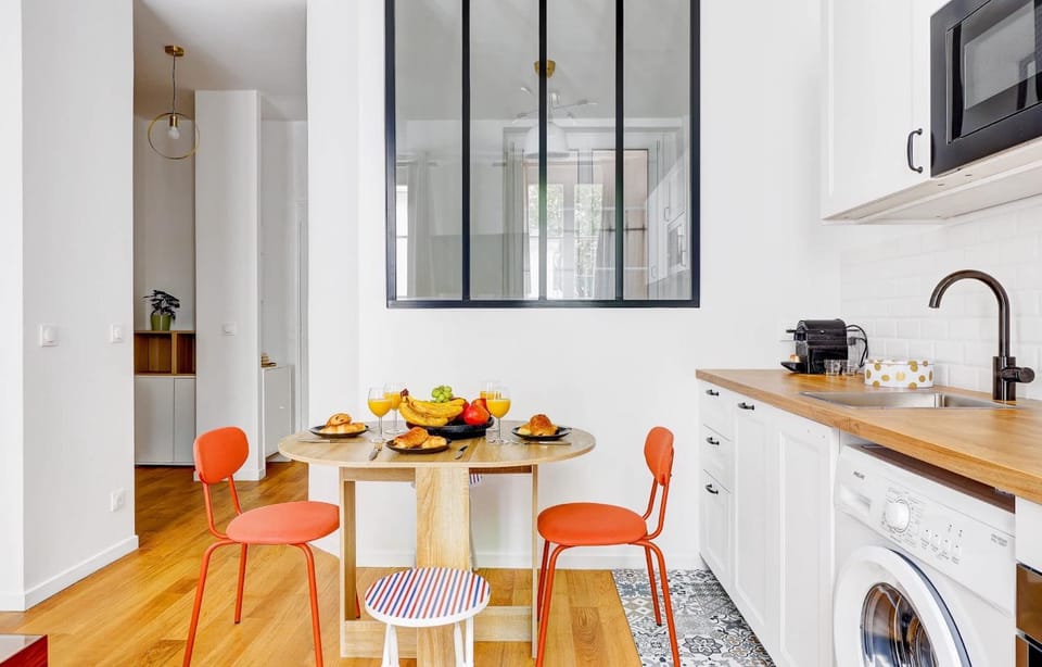 Coffee/tea facilities, Kitchen or kitchenette, Living room, Food and drinks, Dining area, Food, stove, washing machine