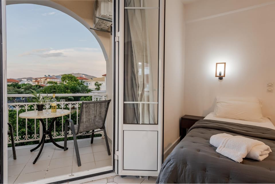 View (from property/room), Balcony/Terrace, Photo of the whole room, Bedroom, towels