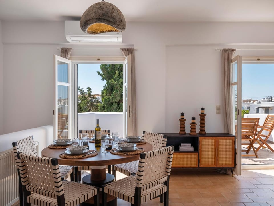 View (from property/room), Balcony/Terrace, Living room, Food and drinks, Seating area, Dining area