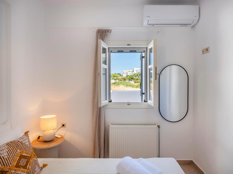 Bed, Photo of the whole room, Bedroom, air conditioner