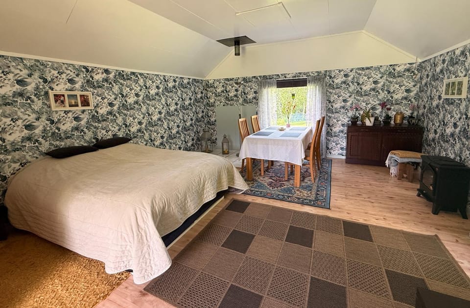 Bed, Photo of the whole room, Dining area, Bedroom, Garden view, Lake view