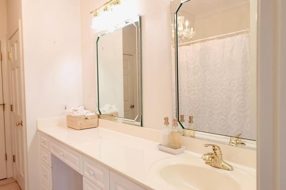 Elegant Suite King Bed, Queen Sofa, Fast WiFi Apartment in Fayetteville