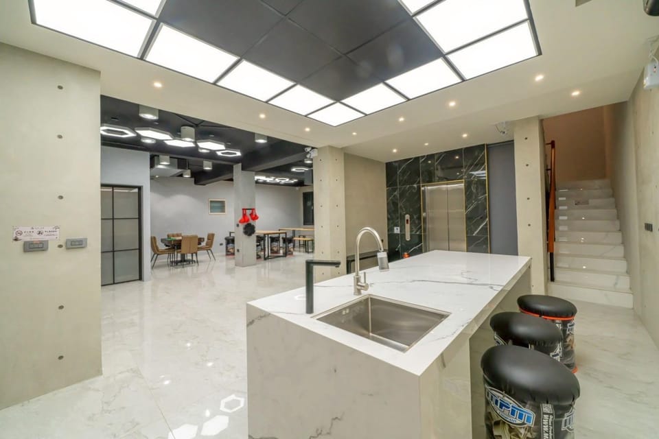 Toilet, Seating area