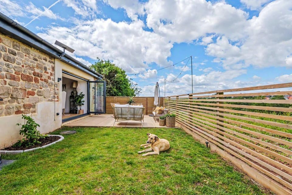 Property building, Spring, Day, Garden, Pets, Garden view
