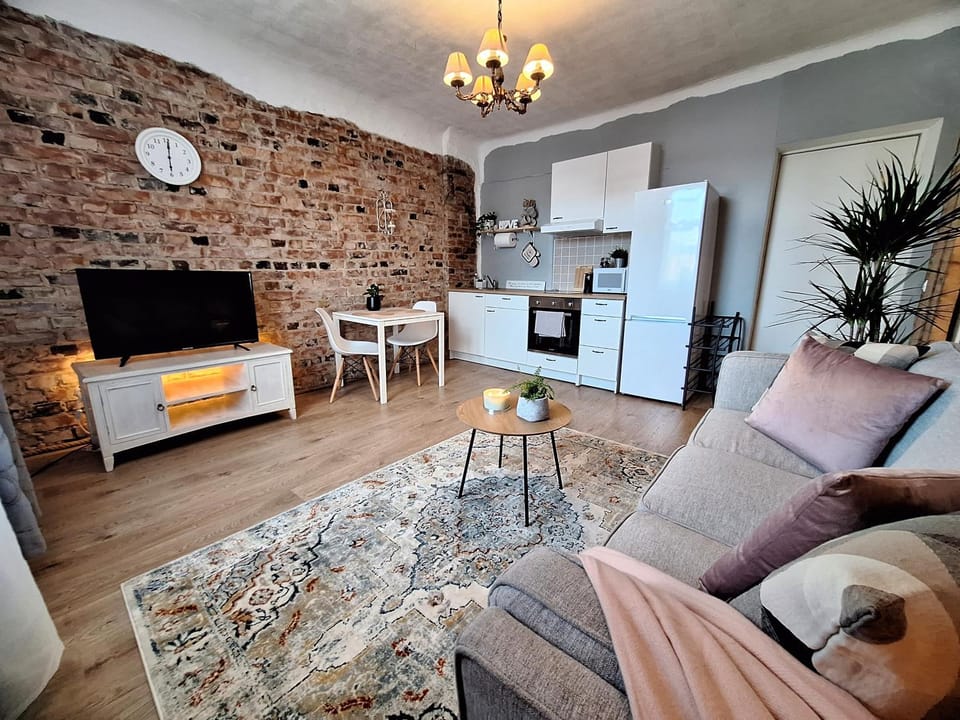 TV and multimedia, Kitchen or kitchenette, Living room, Seating area, Dining area, oven, stove
