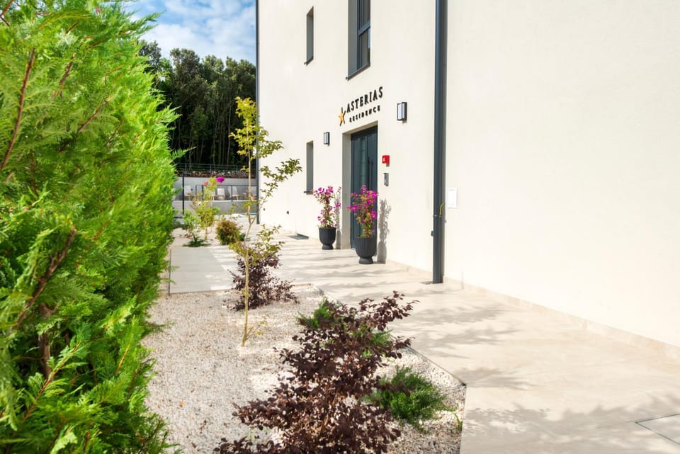 Property building, Facade/entrance, Garden