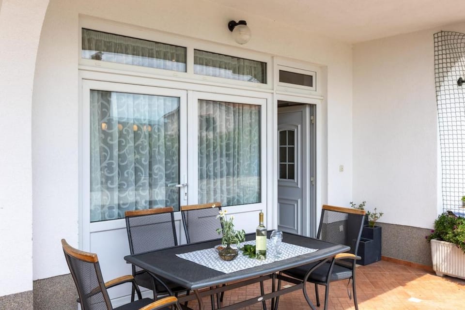 Apartman Izidor na mirnoj lokaciji u Korniću, otok Krk Apartment in Krk