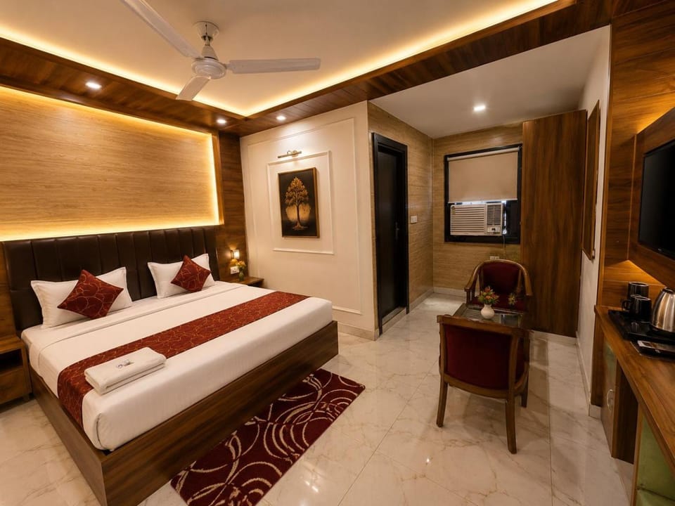 Property building, Bed, TV and multimedia, Kitchen or kitchenette, Photo of the whole room, Bedroom, hair dresser, air conditioner